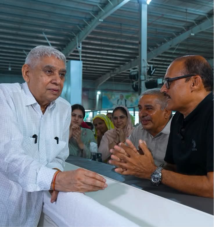 sanewshimachal's tweet photo. #Gujarat के एक #SolarProjectExpert सतलोक आश्रम, श्री धनाना धाम पहुँचे। उन्होंने #SantRampalJiMaharaj के दर्शन कर आशीर्वाद प्राप्त किया तथा सद्भक्ति, मानवता, नैतिक मूल्यों, जनकल्याणकारी कार्यों,सेवा भावना और आश्रम की अनुशासित व्यवस्था की सराहना की।
#SatlokAshramDhanana #Satbhakti https://t.co/PEGH7Znow1