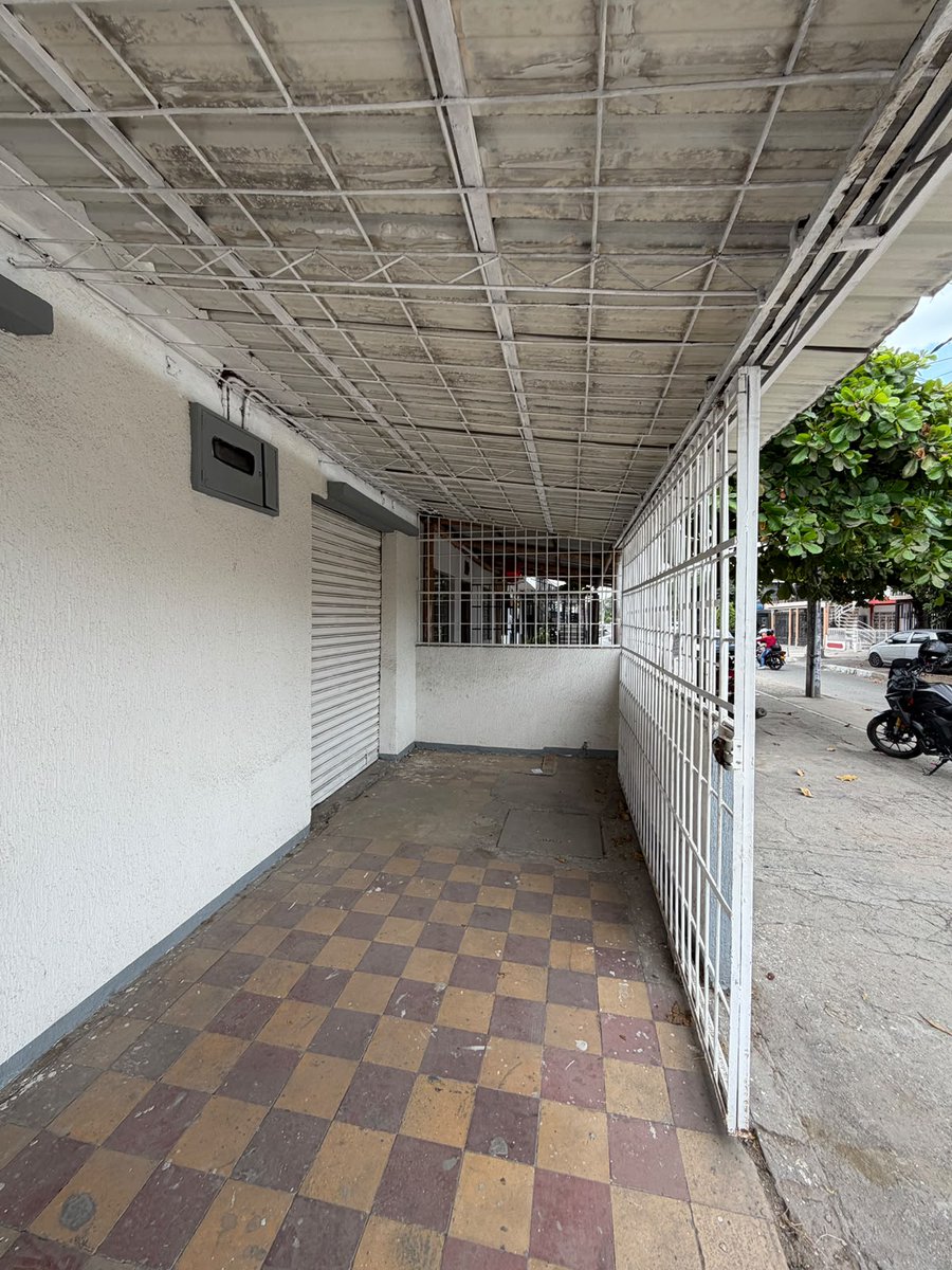 NaranjoDuque's tweet photo. Casa-Local en Alfonso López III. Cód: 2465.
Alquila para uso comercial o residencial: 3 alcobas/privados,estudio, sala-comedor, cocineta a gas, 2 baños completos, zona de oficios con patio interno y antejardín cerrado.
Precio: $2.200.000.
602 8960448, 3157050711, 3241000095. https://t.co/XIy1gGNi8K
