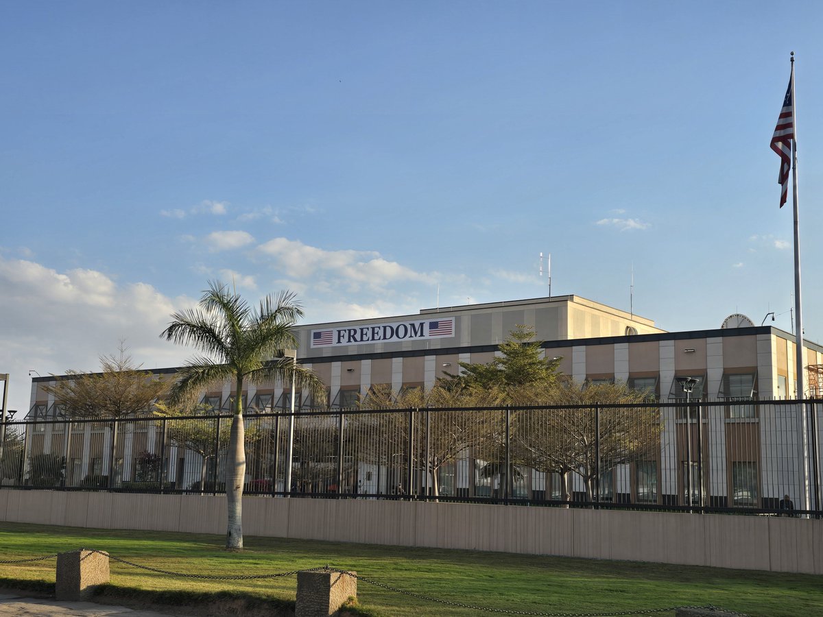 LeonSimons8's tweet photo. US embassies are quite subtle, aren’t they? 
Could barely tell which country this one represents. https://t.co/CBHvc9Z1Xw
