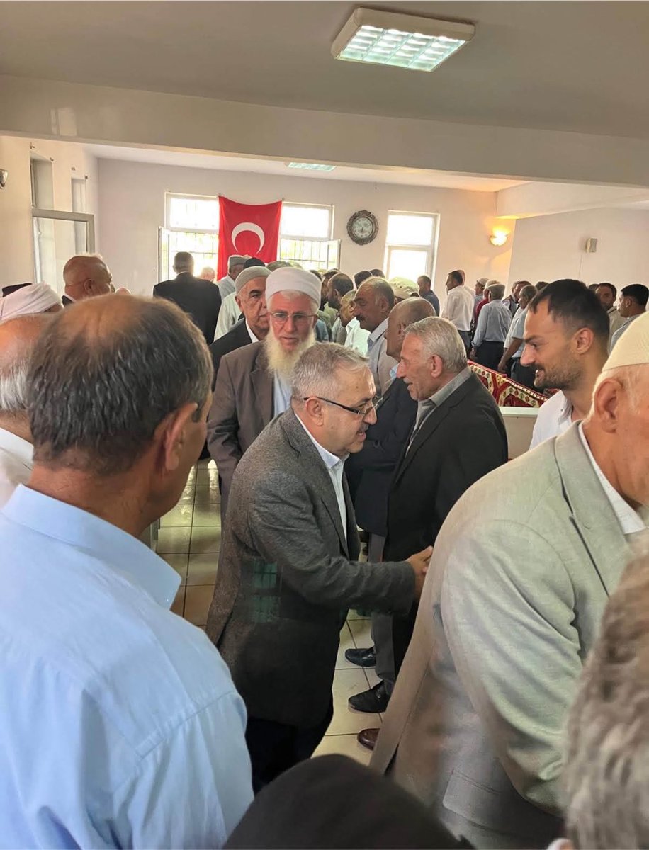 AkPartiGuroymak's tweet photo. 📍 Göçmen ve Günaş Aileleri Barış Töreni

İlçe Başkanımız Sn.@Nihat_yvz ve teşkilat mensuplarımız ile birlikte, 

Bölgemizin huzuru ve toplumsal barışının güçlenmesi adına büyük önem taşıyan Göçmen ve Güneş aileleri arasındaki barış törenine katılım sağladılar.

İki kıymetli ailemiz arasında yaşanan husumetin, sağduyu, hoşgörü ve uzlaşı anlayışıyla son bulmasına vesile olan tüm kanaat önderlerimize, aile büyüklerimize ve emeği geçen herkese gönülden teşekkür ediyoruz.

Rabbim birlik ve beraberliğimizi daim eylesin; kardeşlik, huzur ve dayanışma iklimimizi her daim muhafaza etsin.

@T_Bedirhanoglu