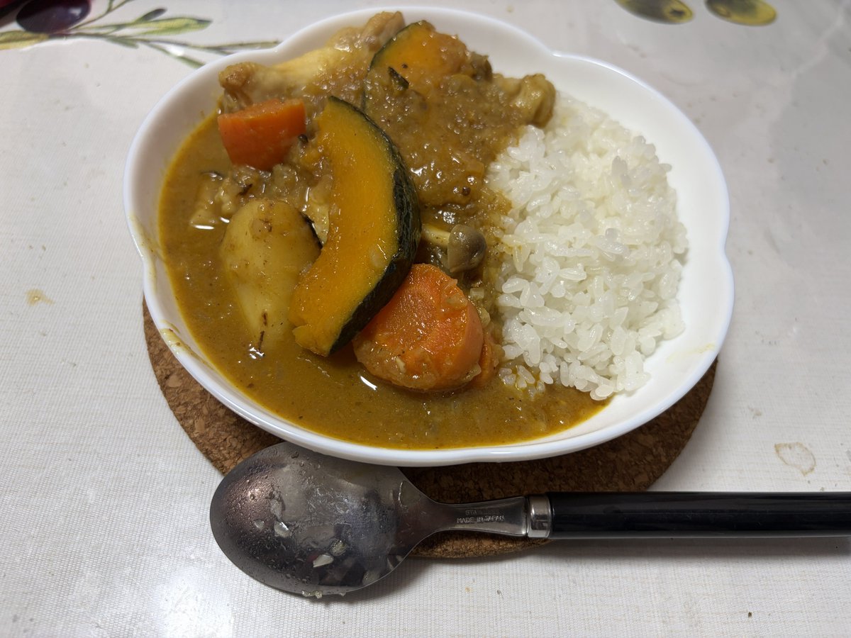 weakestfuji's tweet photo. 今日のごはんは賞味期限の怪しいカレー https://t.co/DEIo6tX2F2
