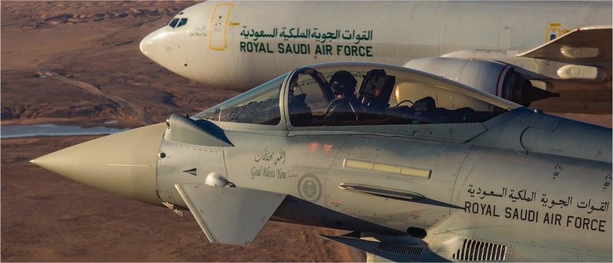 shden3li's tweet photo. أركب على اللي قنابلها من السله
بمكبرات الصور بالجو جـواله

أخذ المـدرج وتل بريكـها تله
وأخفقبها خفقت الكدري لمقياله

أنحر بها خاين النهرين وأفطن له
لا ذكر بالخير في حله وترحـاله

حدد مكانه بتالسكـوب وأنزله
أنزل رويدا رويدا وأكبس الآله https://t.co/3q7Sm6D2AY
