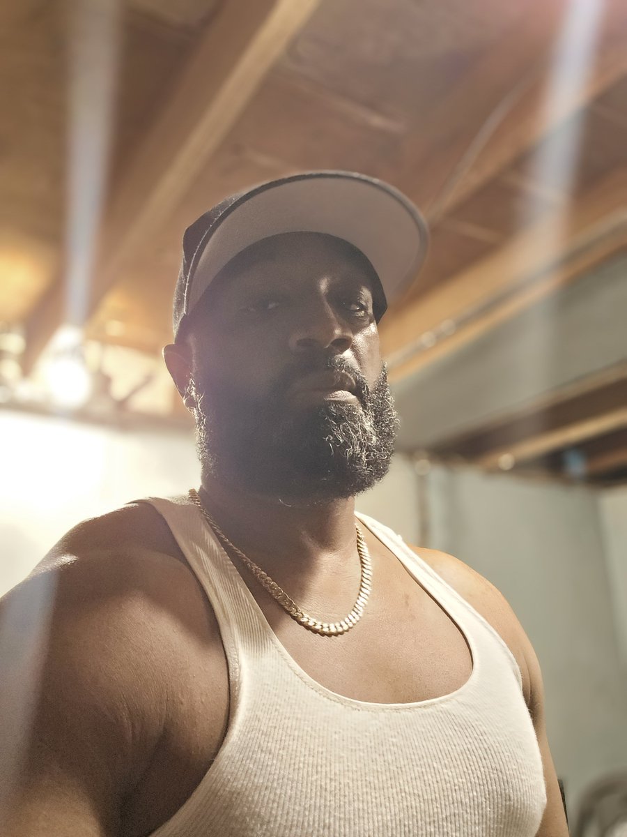 Neenobrown007's tweet photo. Getting my traps on point!! #gainz #shoulderday https://t.co/unznswu1xu