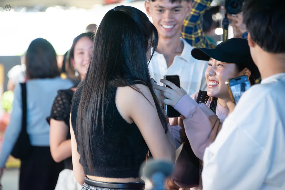 _MagicCharm_'s tweet photo. คนที่รักและซัพพอร์ตน้องเก่งที่สุด วันนั้นแอบไปดูน้องเอง ไม่บอกน้องด้วยซ้ำ หันไปเจอตกใจกันหมดทั้งศิลปินทั้งแฟนคลับ 😆🫶🏻 https://t.co/hPxYhVNUKO