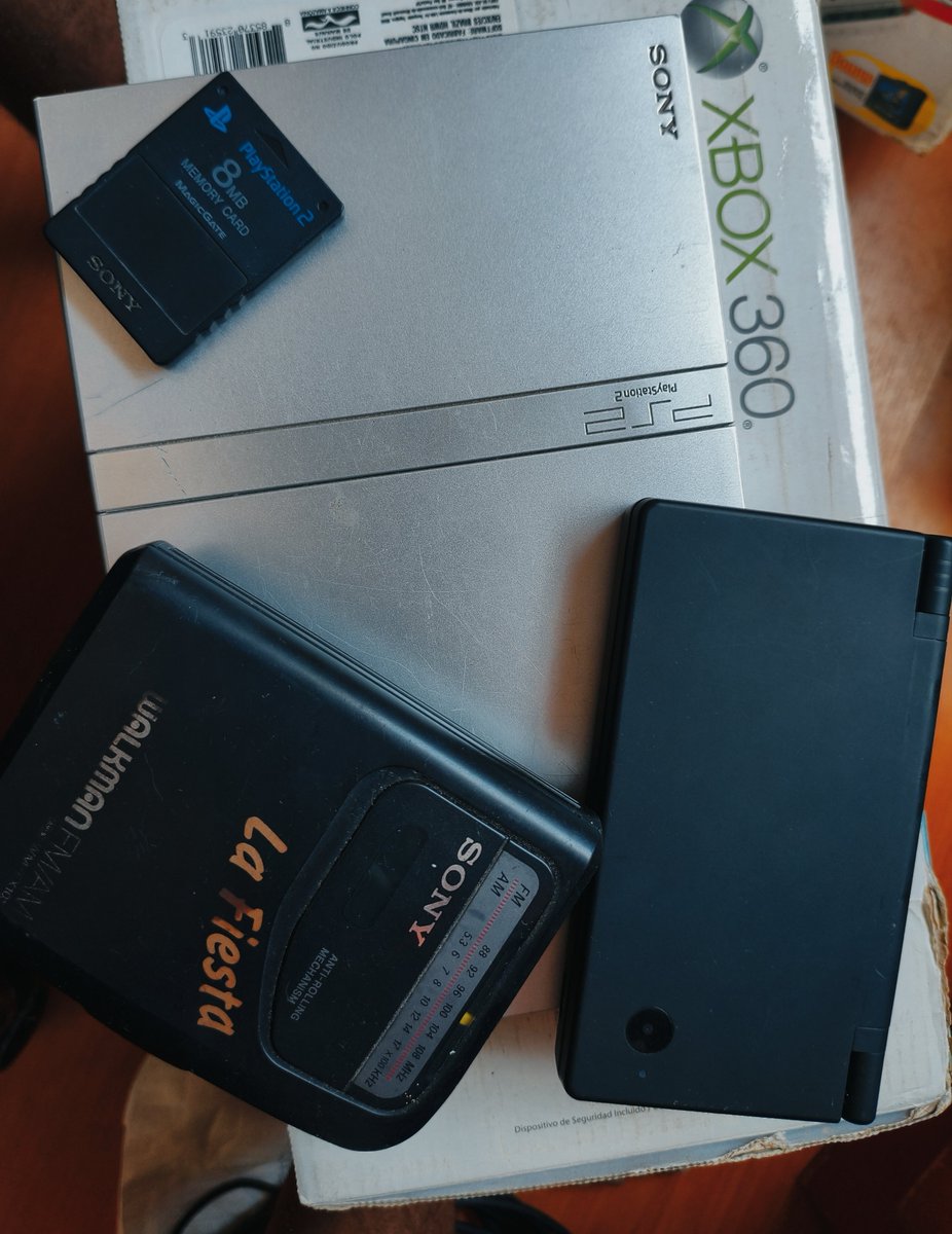 leaphxz's tweet photo. Achei umas relíquias: um walkman, PS2, um DS e a caixa do xbox360 https://t.co/F0nDhbO7xf