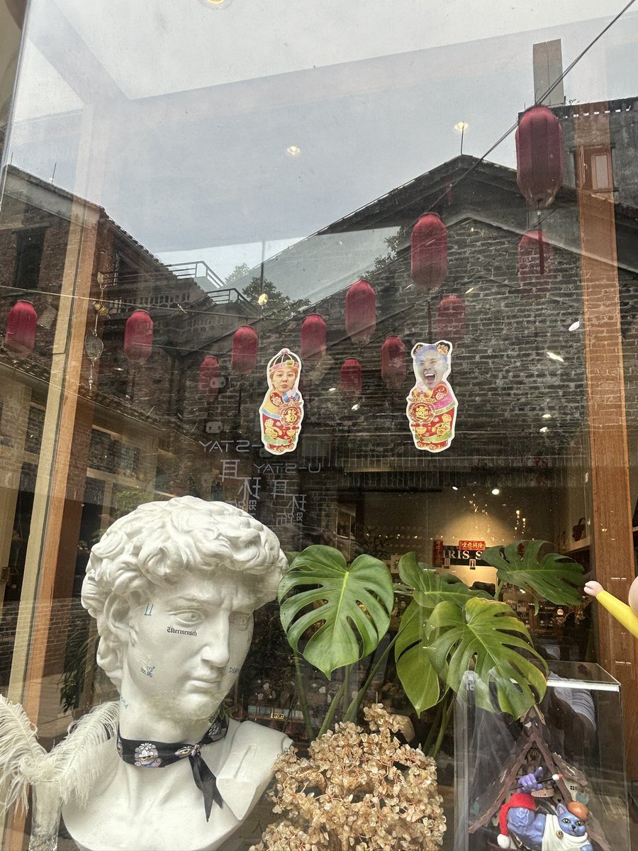 decaying101's tweet photo. I CANT ESCAPE GD EVEN ON HOLIDAY (look at the statue haha) #gdragon https://t.co/NrYUS6ZhVZ