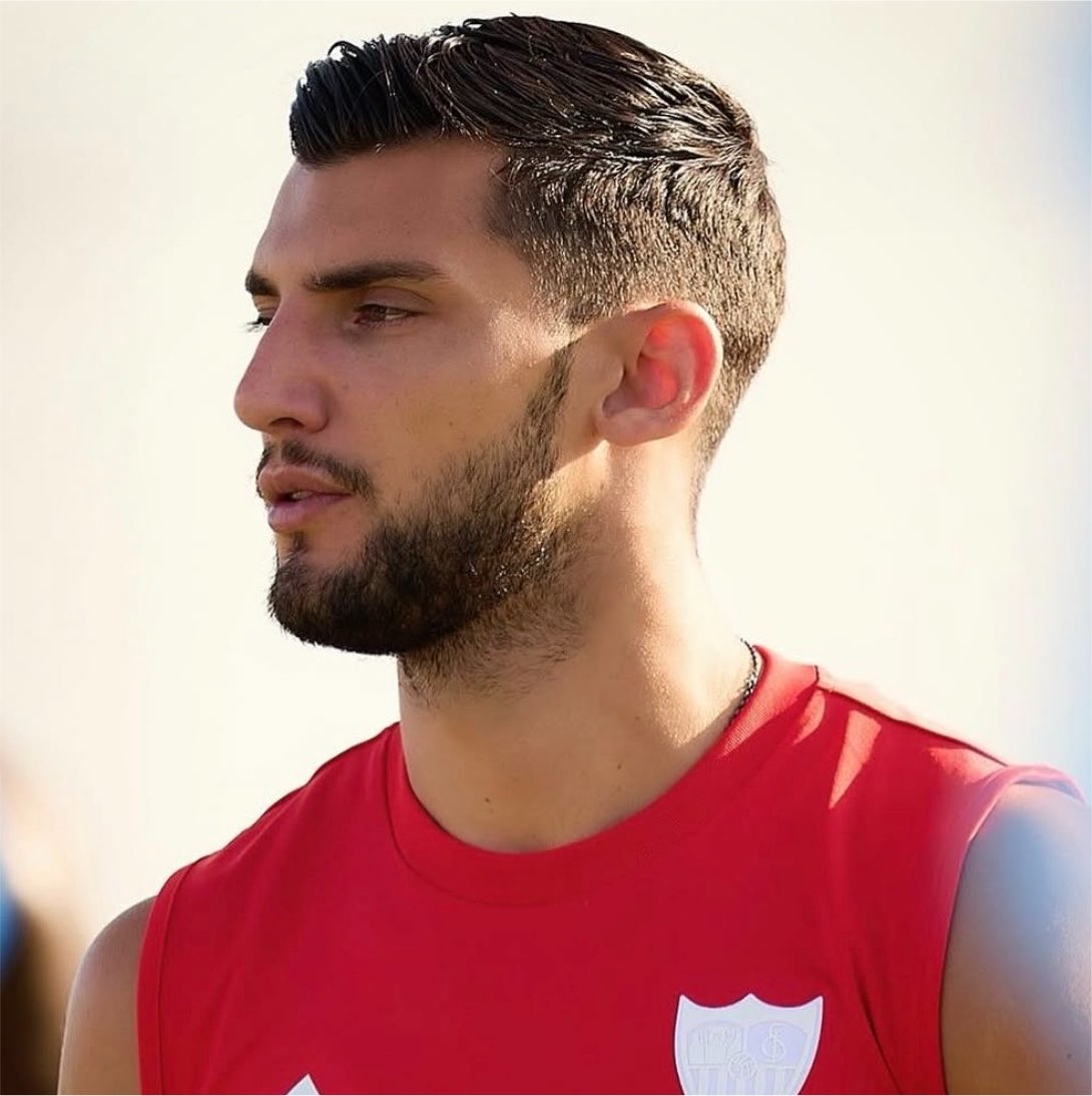 _JuanjoPonce's tweet photo. 🔴🚨 INFORMACIÓN @Estadio_ED 

Hace unas horas, Rafa Mir ha recibido la autorización, por parte de las autoridades, para poder jugar en el EXTRANJERO.

Paso más que importante para su salida del #SevillaFC https://t.co/df8W56Np5L