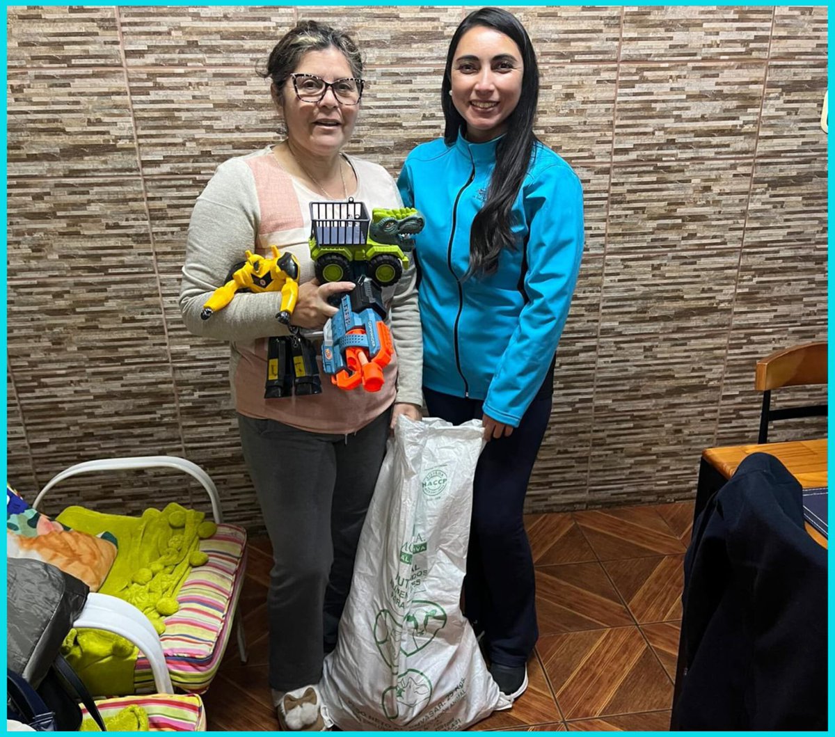 CHICASDECALIPSO's tweet photo. Muchas amistades y compañeros de trabajo se unen a esta hermosa campaña como lo hace #CatalinaAstorga que nos trajo estos juguetitos🩵🥰

Y también la Señora #CarolaHerrera de la Comuna de #Penco se suma a la hermosa campaña donando juguetitos para los niños. 🤗🩵

#FcChayanneUnConquistadorChile #SomosMasQueUnFans @CHAYANNEMUSIC