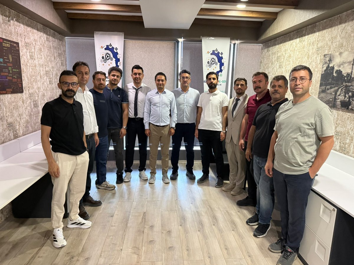 MuhTekBayindir's tweet photo. Mühendis Tek-Sen Bayındırlık Sendikası Güneydoğu Anadolu 1 No'lu Şubemizin açılışını, Genel Başkanımız, Genel Başkan Vekilimiz, Genel Başkan Yardımcılarımız ve Şube Yönetim Kurulu üyelerimizin katılımıyla büyük bir gurur ve heyecan içerisinde gerçekleştirdik. ✨️

Başladığımız ilk günden bu yana geçen süre içerisinde, güçlü teşkilatlanma anlayışımız, ortak hedeflerimiz ve kararlı çalışmalarımız sayesinde önemli mesafeler katettik.

Bugün gerçekleştirdiğimiz bu açılış, yalnızca yeni bir şubenin faaliyete başlaması değil; aynı zamanda birlik, dayanışma ve ortak mücadelemizin daha da güçlenmesinin önemli bir göstergesidir.

Şubemizin kuruluşuyla birlikte ilk Yönetim Kurulu ve İstişare Toplantımızı da gerçekleştirerek bölgemizde yürütülecek sendikal faaliyetlere ilişkin yol haritamızı belirledik, hedeflerimizi değerlendirdik ve önümüzdeki döneme dair çalışmalarımızı istişare ettik.

Mühendis Tek-Sen Bayındırlık Sendikası olarak mühendislerimizin ve teknik personelimizin haklarını korumak, mesleki itibarını güçlendirmek ve üyelerimizin sesi olmak adına aynı azim ve kararlılıkla çalışmaya devam edeceğiz.

Güneydoğu Anadolu 1 No'lu Şubemizin sendikamıza, üyelerimize ve tüm meslektaşlarımıza hayırlı olmasını diliyor; bu anlamlı günde bizlerle birlikte olan Genel Başkanımıza, Genel Başkan Vekilimize, Genel Başkan Yardımcılarımıza, Şube Yönetim Kurulu üyelerimize ve emeği geçen herkese teşekkür ediyoruz.

Birlikten doğan gücümüzle daha güçlü bir teşkilat ve daha güçlü bir gelecek için çalışmayı sürdüreceğiz. ☀️