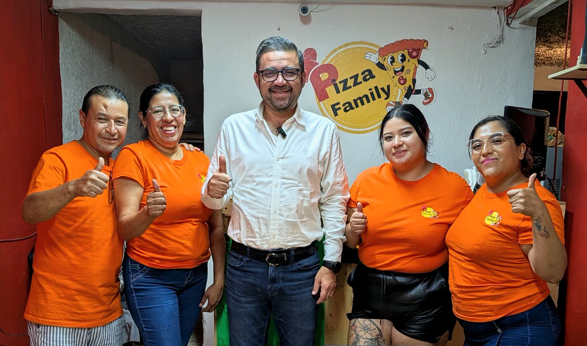 LuisAgVal's tweet photo. En el deporte y en la vida, el equipo más importante siempre será la familia. 🧑‍🧑‍🧒‍🧒🏅
Gran historia de esfuerzo y perseverancia la de PIZZA family, un negocio local que demuestra el talento y las ganas de salir adelante en Irapuato. 🍕💪 https://t.co/hGu6eHQV1D