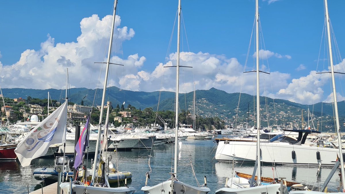 Sara2409558447's tweet photo. Ci sono luoghi che entrano dentro e non escono più.
Colori, mare, colline e silenzi che restano.
Mi legano a loro con un filo invisibile e indissolubile.
Ogni volta che ci torno, è come tornare a casa. 🌊🌅⛵💙

#LegamiIndissolubili
#VentagliDiParole
@VentagliP https://t.co/QiUex2TnWb