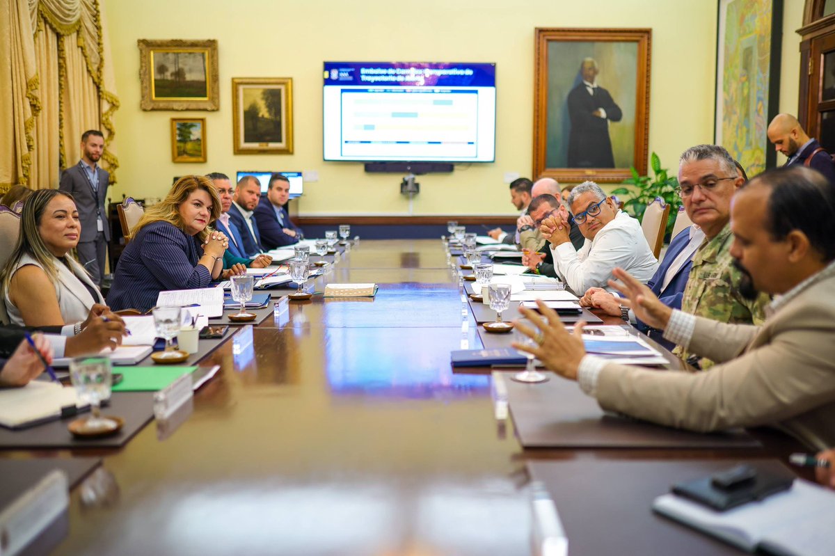 Jenniffer's tweet photo. Como parte de los trabajos del Comité de Sequía, efectuamos la reunión semanal para ver las condiciones actuales de sequía en Puerto Rico, el impacto del fortalecimiento del fenómeno de El Niño y tomar medidas preventivas para proteger el suministro de agua.

En la reunión participaron la secretaria del Departamento de Estado, Rosachely Rivera Santana, el presidente de la Autoridad de Acueductos y Alcantarillados (AAA), Luis González, el director del Servicio Nacional de Meteorología en San Juan, Ernesto Rodríguez, el secretario del Departamento de Seguridad Pública, Arthur Garffer, el comisionado del Negociado para el Manejo de Emergencias y Administración de Desastres (NMEAD), Ángel Jiménez,el administrador de la Administración de Vivienda Pública, Juan Rosario, el Zar de Energía, Josué Colón, el director ejecutivo de la Compañía de Fomento Industrial (PRIDCO), Roberto Lefranc, la subsecretaria de la Gobernación, Itza García, el secretario de Asuntos Públicos, Jean Peña Payano,el director ejecutivo del Instituto de Estadísticas, Orville Disdier, el ayudante general de la Guardia Nacional de Puerto Rico, Carlos J. Rivera y la directora ejecutiva de la Autoridad de Energía Eléctrica (AEE), Mary Carmen Zapata.