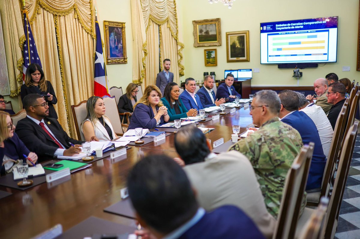 Jenniffer's tweet photo. Como parte de los trabajos del Comité de Sequía, efectuamos la reunión semanal para ver las condiciones actuales de sequía en Puerto Rico, el impacto del fortalecimiento del fenómeno de El Niño y tomar medidas preventivas para proteger el suministro de agua.

En la reunión participaron la secretaria del Departamento de Estado, Rosachely Rivera Santana, el presidente de la Autoridad de Acueductos y Alcantarillados (AAA), Luis González, el director del Servicio Nacional de Meteorología en San Juan, Ernesto Rodríguez, el secretario del Departamento de Seguridad Pública, Arthur Garffer, el comisionado del Negociado para el Manejo de Emergencias y Administración de Desastres (NMEAD), Ángel Jiménez,el administrador de la Administración de Vivienda Pública, Juan Rosario, el Zar de Energía, Josué Colón, el director ejecutivo de la Compañía de Fomento Industrial (PRIDCO), Roberto Lefranc, la subsecretaria de la Gobernación, Itza García, el secretario de Asuntos Públicos, Jean Peña Payano,el director ejecutivo del Instituto de Estadísticas, Orville Disdier, el ayudante general de la Guardia Nacional de Puerto Rico, Carlos J. Rivera y la directora ejecutiva de la Autoridad de Energía Eléctrica (AEE), Mary Carmen Zapata.