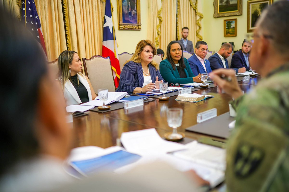 Jenniffer's tweet photo. Como parte de los trabajos del Comité de Sequía, efectuamos la reunión semanal para ver las condiciones actuales de sequía en Puerto Rico, el impacto del fortalecimiento del fenómeno de El Niño y tomar medidas preventivas para proteger el suministro de agua.

En la reunión participaron la secretaria del Departamento de Estado, Rosachely Rivera Santana, el presidente de la Autoridad de Acueductos y Alcantarillados (AAA), Luis González, el director del Servicio Nacional de Meteorología en San Juan, Ernesto Rodríguez, el secretario del Departamento de Seguridad Pública, Arthur Garffer, el comisionado del Negociado para el Manejo de Emergencias y Administración de Desastres (NMEAD), Ángel Jiménez,el administrador de la Administración de Vivienda Pública, Juan Rosario, el Zar de Energía, Josué Colón, el director ejecutivo de la Compañía de Fomento Industrial (PRIDCO), Roberto Lefranc, la subsecretaria de la Gobernación, Itza García, el secretario de Asuntos Públicos, Jean Peña Payano,el director ejecutivo del Instituto de Estadísticas, Orville Disdier, el ayudante general de la Guardia Nacional de Puerto Rico, Carlos J. Rivera y la directora ejecutiva de la Autoridad de Energía Eléctrica (AEE), Mary Carmen Zapata.