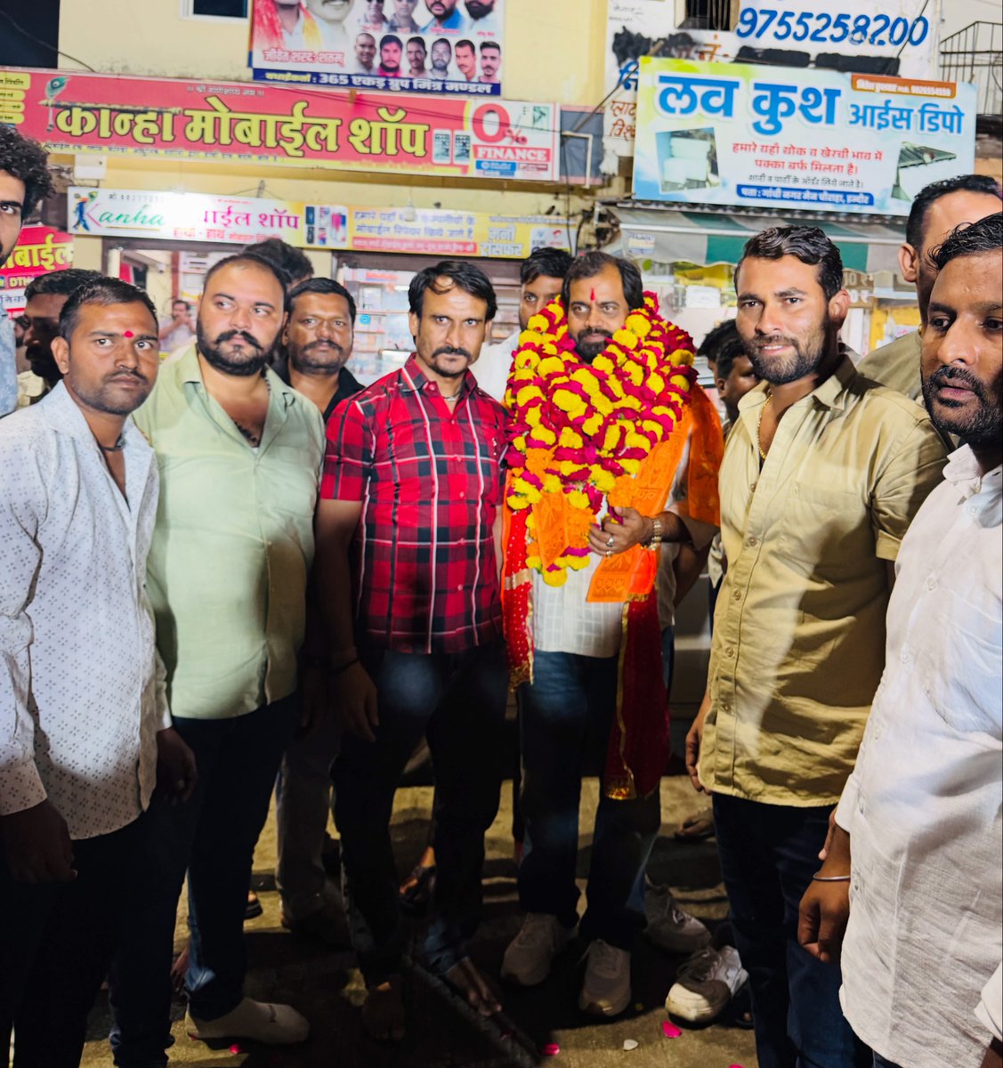 KNandleta's tweet photo. 📍देपालपुर विधानसभा | गांधीनगर

गुरु पूर्णिमा के पावन अवसर पर गांधीनगर स्थित श्री हनुमान मंदिर में आयोजित भव्य महाआरती में शामिल होकर प्रभु श्री हनुमान जी का आशीर्वाद प्राप्त किया व समस्त क्षेत्रवासियों के सुख, समृद्धि और उत्तम स्वास्थ्य की मंगलकामना की.. https://t.co/uHxUDwTiaw