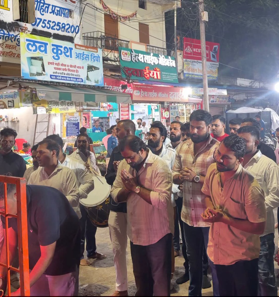 KNandleta's tweet photo. 📍देपालपुर विधानसभा | गांधीनगर

गुरु पूर्णिमा के पावन अवसर पर गांधीनगर स्थित श्री हनुमान मंदिर में आयोजित भव्य महाआरती में शामिल होकर प्रभु श्री हनुमान जी का आशीर्वाद प्राप्त किया व समस्त क्षेत्रवासियों के सुख, समृद्धि और उत्तम स्वास्थ्य की मंगलकामना की.. https://t.co/uHxUDwTiaw