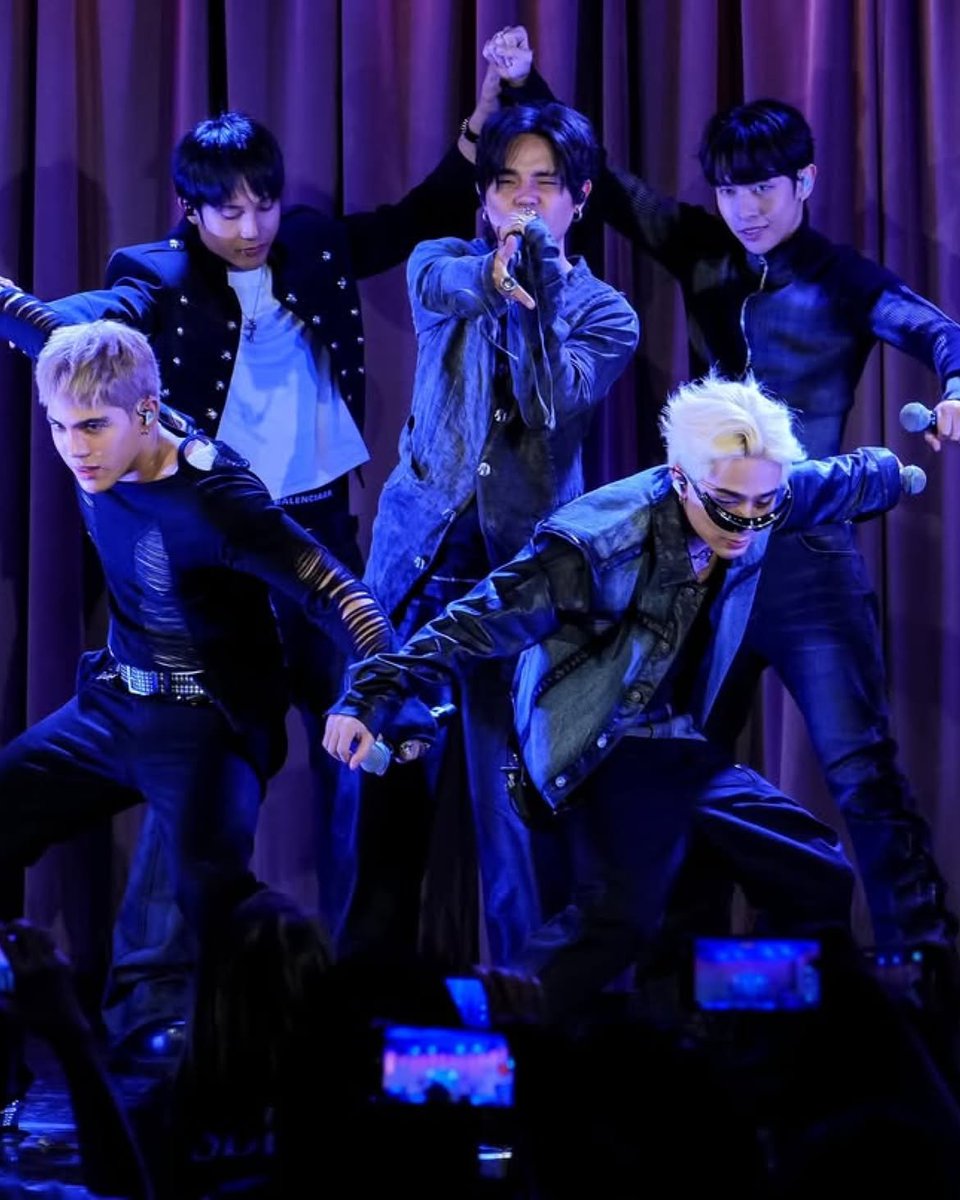angelica_aiza's tweet photo. This ICONIC pose! 💙🔥

https://t.co/iETyar0CXy

SB19 GRAMMY MUSEUM LA
@SB19Official #SB19
#SB19GRAMMYGlobalSpinLive https://t.co/cEGTfJlvqK