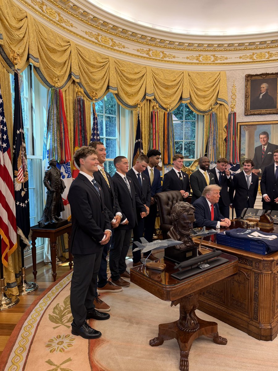 tommynbcmt's tweet photo. Montana State football in the White House’s Oval Office with the President this morning. (Photo courtesy of MSU) https://t.co/rZsE2ulZIg