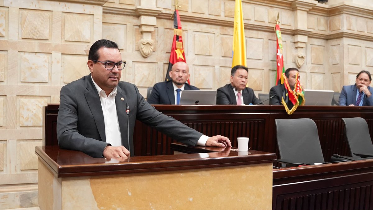 FNDCol's tweet photo. En el marco de la socialización del Plan Estratégico Regional (PER) de la RAP #ElGranSantander, nuestro director ejecutivo, @DidierTaveraA, advirtió que "La infraestructura social tiene un déficit cercano a los $130 billones. Las RAP son un gran instrumento para articular esfuerzos interinstitucionales y transformar a las regiones. El mensaje es claro: debemos vincular al sector privado para que aporte, dinamice la economía y ayude a cerrar estas brechas.”