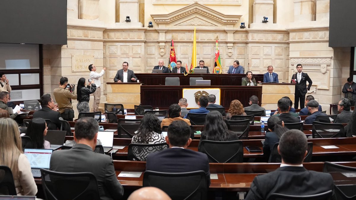 FNDCol's tweet photo. En el marco de la socialización del Plan Estratégico Regional (PER) de la RAP #ElGranSantander, nuestro director ejecutivo, @DidierTaveraA, advirtió que "La infraestructura social tiene un déficit cercano a los $130 billones. Las RAP son un gran instrumento para articular esfuerzos interinstitucionales y transformar a las regiones. El mensaje es claro: debemos vincular al sector privado para que aporte, dinamice la economía y ayude a cerrar estas brechas.”