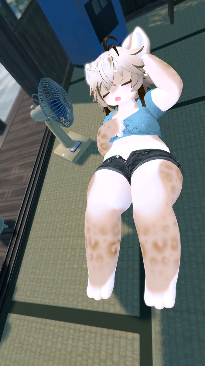 VRChat_Yu_min's tweet photo. 田舎の親戚の家に遊びに来て三日で順応する灰島 https://t.co/qPi9dsTfuC