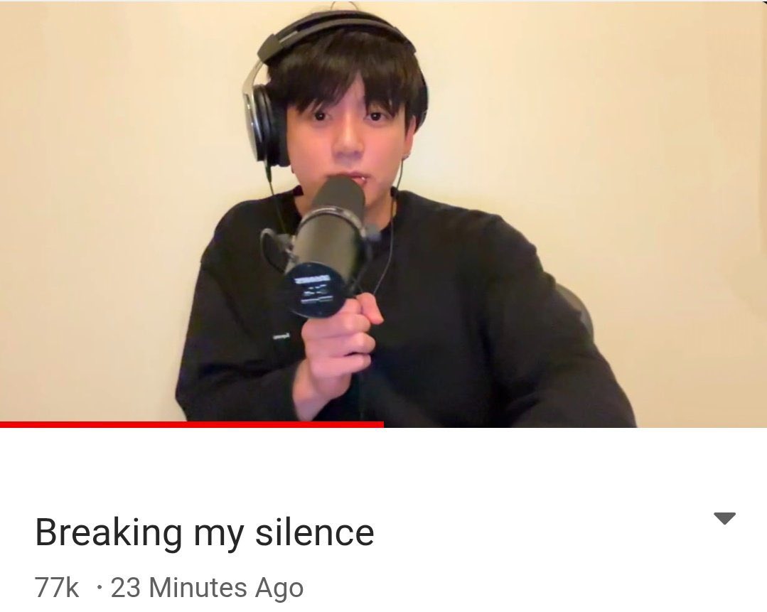 moont1709's tweet photo. Imagina como seria cômico se o Jungkook lançasse um “olá galerinha do meu canal” com uma live de 7h bem no dia para gente cantar a discografia babilônica dos divos enquanto ele joga um jogo que eu não entendo?? https://t.co/U4qIKAF8NH