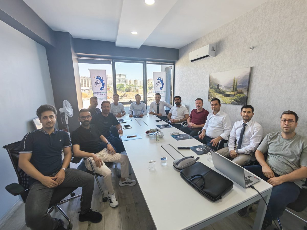 MuhTekBayindir's tweet photo. Mühendis Tek-Sen Bayındırlık Sendikası Güneydoğu Anadolu 1 No'lu Şubemizin açılışını, Genel Başkanımız, Genel Başkan Vekilimiz, Genel Başkan Yardımcılarımız ve Şube Yönetim Kurulu üyelerimizin katılımıyla büyük bir gurur ve heyecan içerisinde gerçekleştirdik. ✨️

Başladığımız ilk günden bu yana geçen süre içerisinde, güçlü teşkilatlanma anlayışımız, ortak hedeflerimiz ve kararlı çalışmalarımız sayesinde önemli mesafeler katettik.

Bugün gerçekleştirdiğimiz bu açılış, yalnızca yeni bir şubenin faaliyete başlaması değil; aynı zamanda birlik, dayanışma ve ortak mücadelemizin daha da güçlenmesinin önemli bir göstergesidir.

Şubemizin kuruluşuyla birlikte ilk Yönetim Kurulu ve İstişare Toplantımızı da gerçekleştirerek bölgemizde yürütülecek sendikal faaliyetlere ilişkin yol haritamızı belirledik, hedeflerimizi değerlendirdik ve önümüzdeki döneme dair çalışmalarımızı istişare ettik.

Mühendis Tek-Sen Bayındırlık Sendikası olarak mühendislerimizin ve teknik personelimizin haklarını korumak, mesleki itibarını güçlendirmek ve üyelerimizin sesi olmak adına aynı azim ve kararlılıkla çalışmaya devam edeceğiz.

Güneydoğu Anadolu 1 No'lu Şubemizin sendikamıza, üyelerimize ve tüm meslektaşlarımıza hayırlı olmasını diliyor; bu anlamlı günde bizlerle birlikte olan Genel Başkanımıza, Genel Başkan Vekilimize, Genel Başkan Yardımcılarımıza, Şube Yönetim Kurulu üyelerimize ve emeği geçen herkese teşekkür ediyoruz.

Birlikten doğan gücümüzle daha güçlü bir teşkilat ve daha güçlü bir gelecek için çalışmayı sürdüreceğiz. ☀️