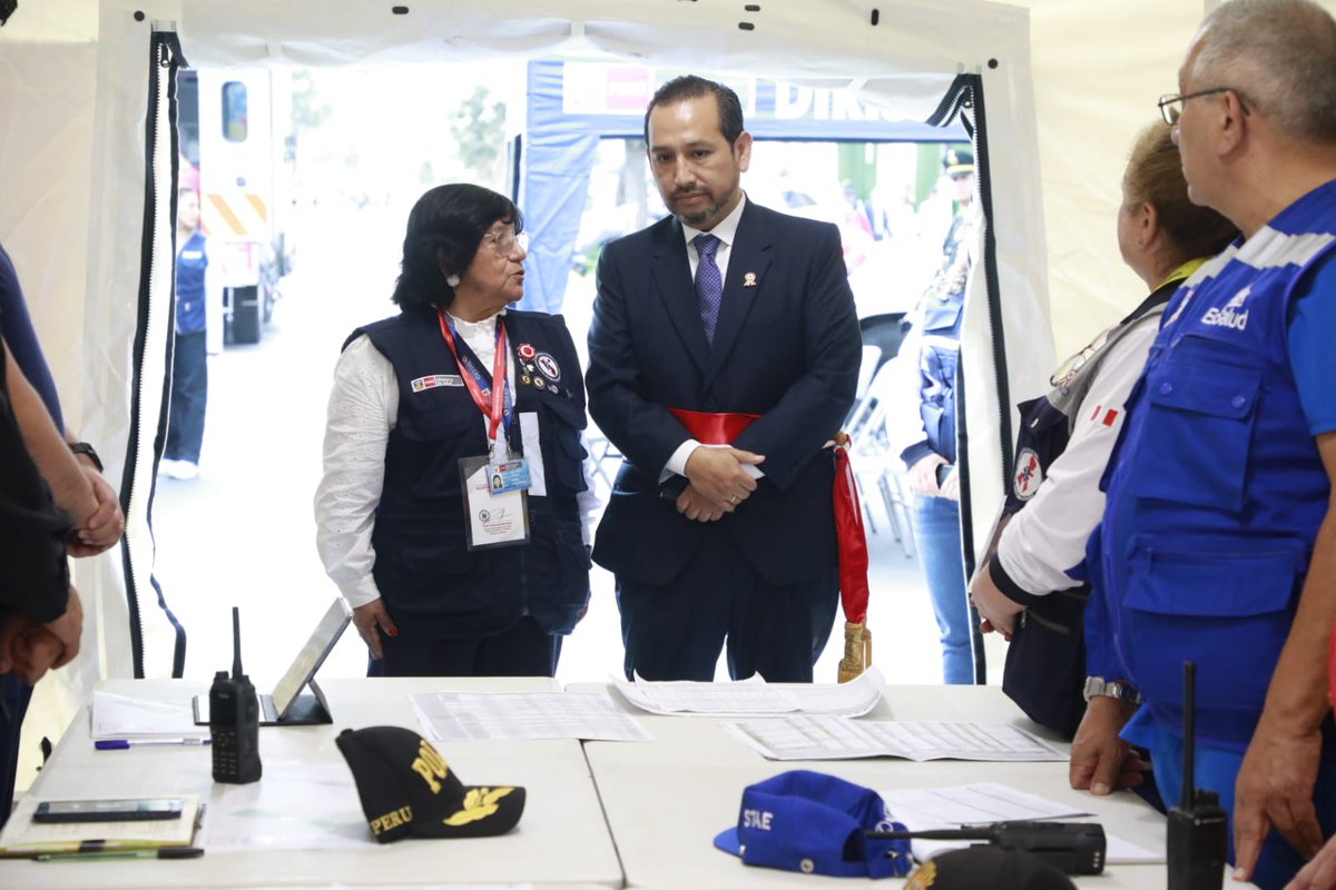 Minsa_Peru's tweet photo. #NotaInformativa | El ministro de Salud supervisó el Puesto Médico de Avanzada, Puesto Médico Satélite y Puesto Comando Salud de la Dirección General de Gestión de Riesgos de Desastres y Defensa Nacional en Salud (Digerd) en la Gran Parada y Desfile Cívico Militar, con el objetivo de verificar la correcta implementación de estos puntos que se encuentran alerta ante cualquier emergencia que pueda acontecer durante el desarrollo del evento, listos para brindar atención oportuna a la población.