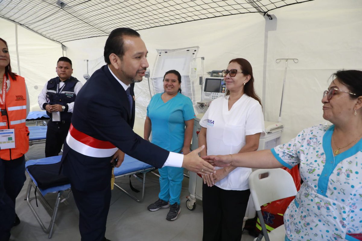 Minsa_Peru's tweet photo. #NotaInformativa | El ministro de Salud supervisó el Puesto Médico de Avanzada, Puesto Médico Satélite y Puesto Comando Salud de la Dirección General de Gestión de Riesgos de Desastres y Defensa Nacional en Salud (Digerd) en la Gran Parada y Desfile Cívico Militar, con el objetivo de verificar la correcta implementación de estos puntos que se encuentran alerta ante cualquier emergencia que pueda acontecer durante el desarrollo del evento, listos para brindar atención oportuna a la población.