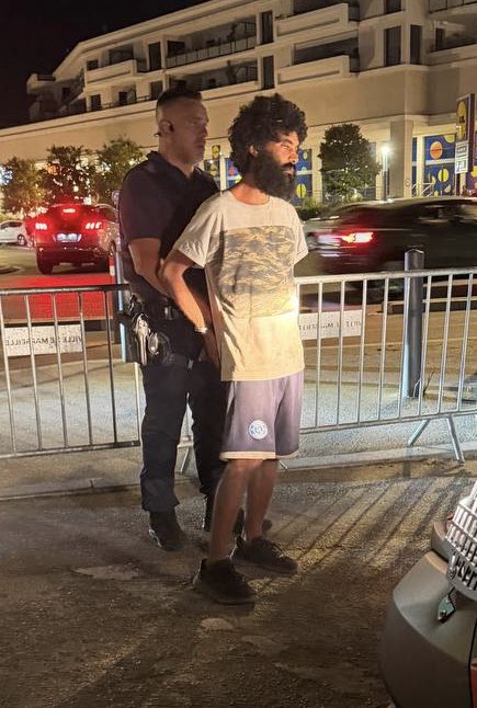 CordierAlice2's tweet photo. Une de nos militantes a filmé et dénoncé un homme qui se masturbait devant une boîte de nuit.

Il a été interpellé, vient de reconnaître les faits, et a expliqué qu’il allait tous les soirs regarder des femmes devant cette boîte pour atteindre l’érection.

Appréciez le profil : https://t.co/HcpClPiZV7