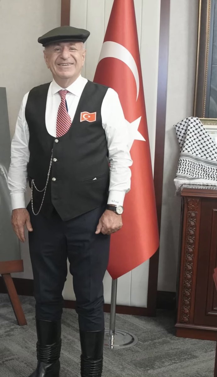 barlasia's tweet photo. kız: giyinmesini bilen erkekler bal olsaymış ya

biz: https://t.co/dmxQv84mx7
