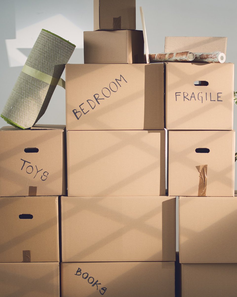 HomeSiteRes's tweet photo. Save your back and time with this moving hack! 🚚💡

Label the sides of your boxes, not the tops. Once they are stacked, top labels are hidden. Writing the room name on the sides makes unloading a breeze for you and your movers! 📦 https://t.co/TBYviZc5Kb