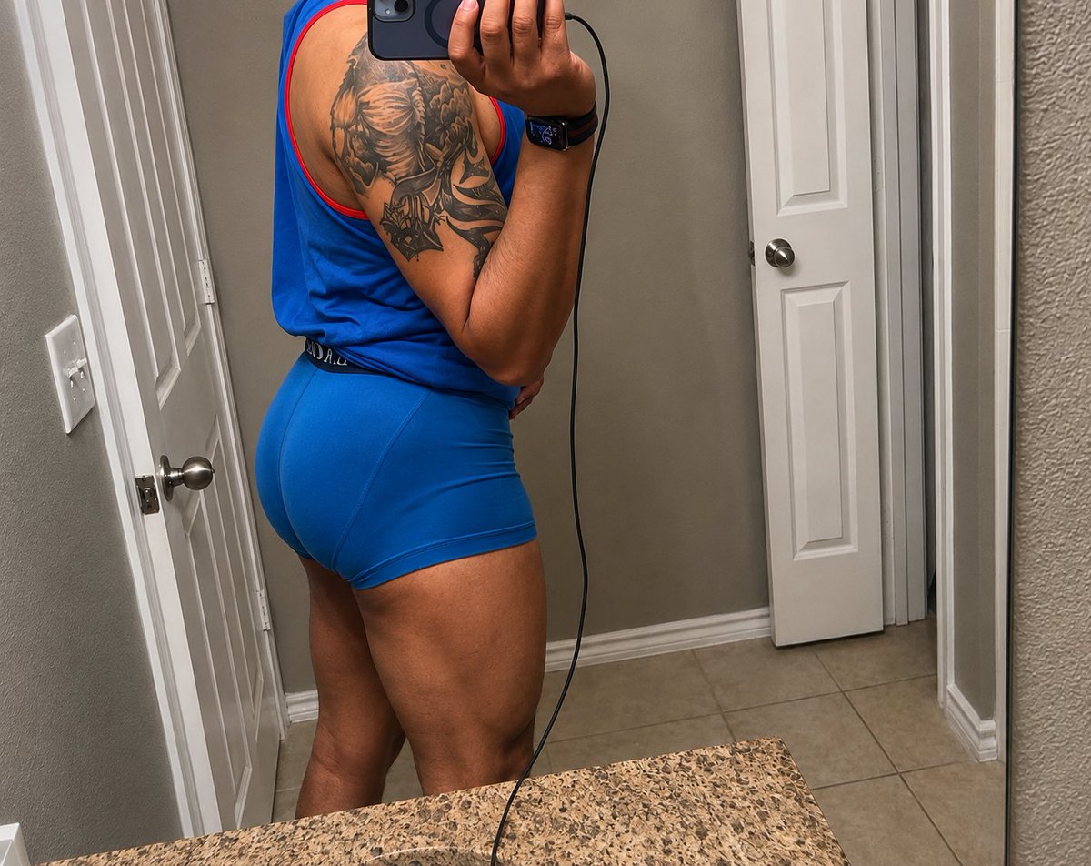 DiamondStahr's tweet photo. Happy Hump day. @venomstahr cakes 🎂 are being served. Come eat 😈👅#fypシ゚viral #dallasfreaks #dfwfreaks https://t.co/sWYIuU4ai5