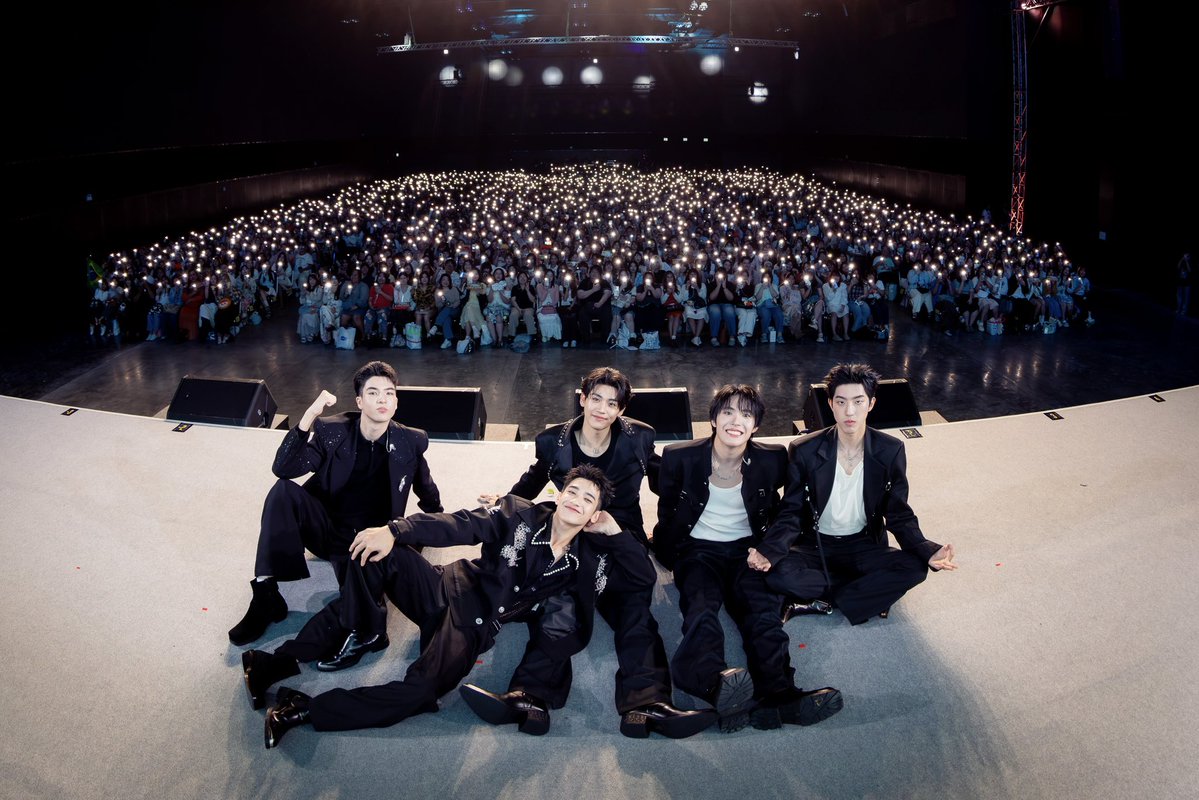 WhenOrangesFall's tweet photo. ขอบคุณทุกคนที่มาหาพวกเราวันนี้ที่งาน “ต้นส้มอยู่บ้านเขา แต่ผลส้มหล่นมาบ้านเราตลอดเลย : Final EP. FAN MEETING” 🌳🍊นะครับ เป็นความทรงจำที่ประทับใจมากๆ และจะเก็บไว้ตลอดเลย หวังว่าจะได้เจอกันอีกนะครับ คืนนี้ราตรีสวัสดิ์คร้าบเหล่าวัยรุ่น~😘🤟🏻🧡
#WhenOrangesFallFinalEP

“ต้นส้มอยู่บ้านเขา แต่ผลส้มหล่นมาบ้านเราตลอดเลย When Oranges Fall” 🌳🍊
ดูย้อนหลัง แอป oneD ที่เดียว เวลา 21:30 น.
#WhenOrangesFall
#GMMTV

@almondsleepp @___progresss___ @Kktken_Lim @tananloh_ @keatonnst