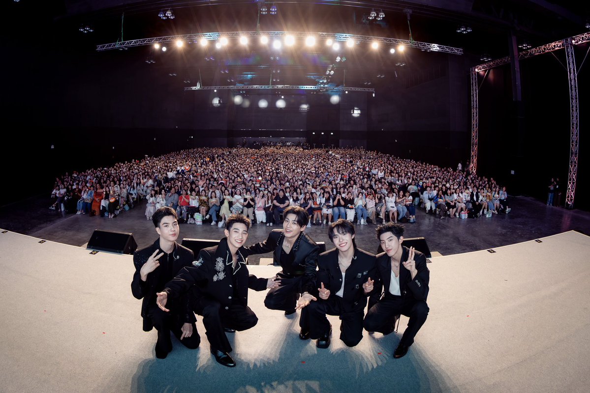 WhenOrangesFall's tweet photo. ขอบคุณทุกคนที่มาหาพวกเราวันนี้ที่งาน “ต้นส้มอยู่บ้านเขา แต่ผลส้มหล่นมาบ้านเราตลอดเลย : Final EP. FAN MEETING” 🌳🍊นะครับ เป็นความทรงจำที่ประทับใจมากๆ และจะเก็บไว้ตลอดเลย หวังว่าจะได้เจอกันอีกนะครับ คืนนี้ราตรีสวัสดิ์คร้าบเหล่าวัยรุ่น~😘🤟🏻🧡
#WhenOrangesFallFinalEP

“ต้นส้มอยู่บ้านเขา แต่ผลส้มหล่นมาบ้านเราตลอดเลย When Oranges Fall” 🌳🍊
ดูย้อนหลัง แอป oneD ที่เดียว เวลา 21:30 น.
#WhenOrangesFall
#GMMTV

@almondsleepp @___progresss___ @Kktken_Lim @tananloh_ @keatonnst