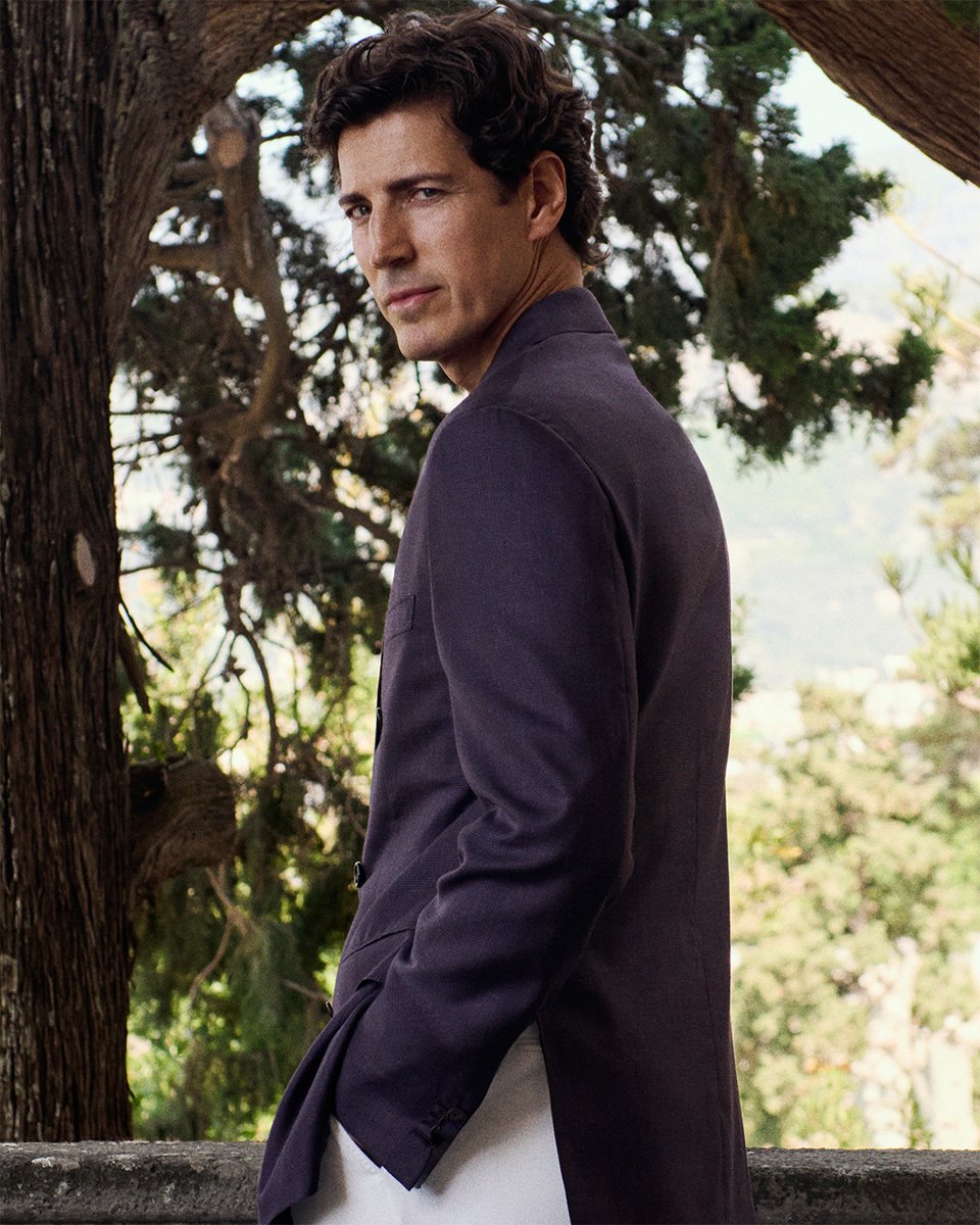 Brioni_Official's tweet photo. Roman tailoring, defined by an exceptional sense of ease. This Soffio jacket combines effortless elegance with versatile sophistication, transcending seasons and occasions.
#Brioni
#FW26 https://t.co/WxoraRPDNE