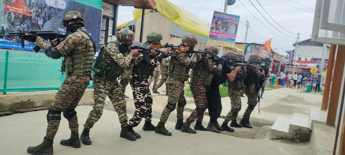 2bnssb's tweet photo. SSB in co-ordination 24RR , CRPF and SOG conducted mock drills at Transit Camp Shadipora with intent to deal hostage like situation. https://t.co/4zOCJz0zwg