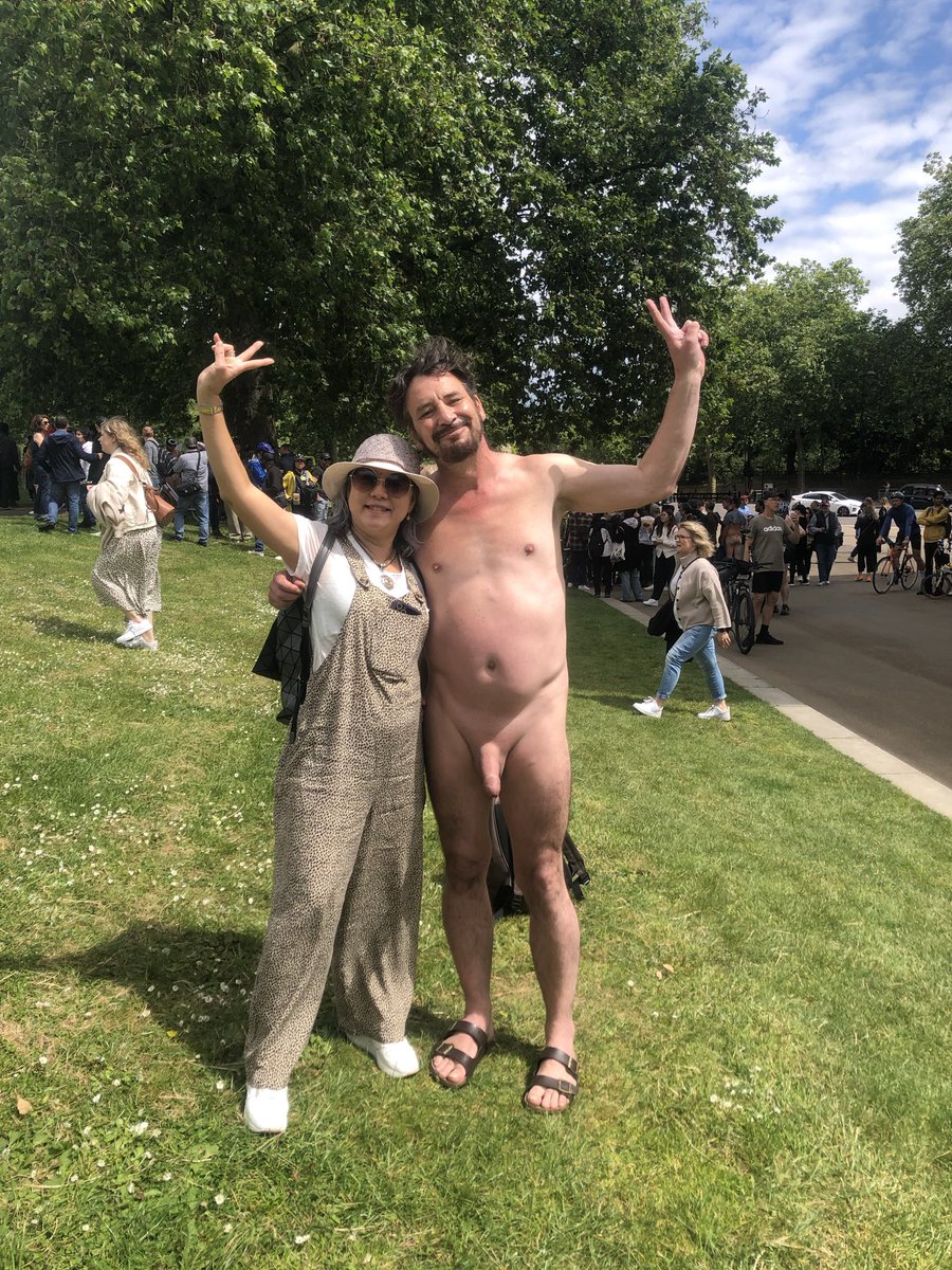 Cfnmlondon's tweet photo. #cfnm #naked #nakedinpublic #wnbr https://t.co/9xTLWE5R4E