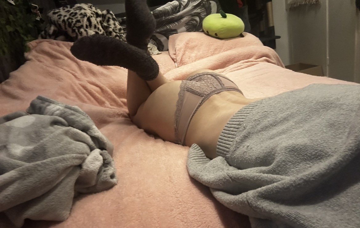shmuii_'s tweet photo. Good morning chat >:3 
so I’ll be going live soon (in 30 minutes) 🎉

We will be playing some overwatch with maybe a side of some dbd / other horror games!! Come say hi to this femboy goober 

#vtuber #femboy #twitch #gay 
https://t.co/5sPWdVyMOH https://t.co/n4AOlU3PzY