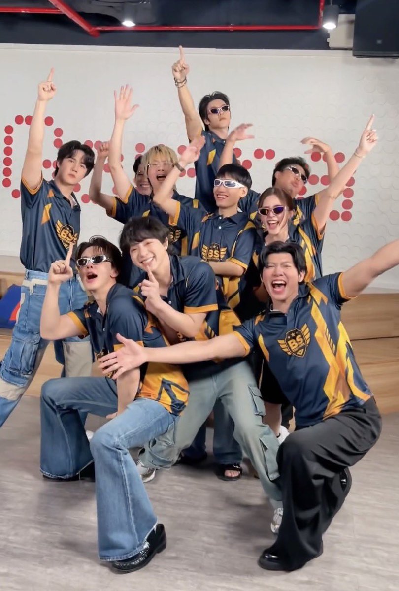 wanwi_wanwi's tweet photo. เหมือนเพื่อนสนิทในแก๊งเดียวกันที่พากันมางานอาฟเตอร์ปาร์ตี้ของคู่นั้นเลย คู่นั้นหนะ เอออออ ก็คู่นั้นอะแหละ มีอยู่คู่เดียวปะที่ตัวติดกันตลอดเวลาอะ 🙂‍↔️🙂‍↕️

BS BROTHERS X ROV KOL
#RoVxBeMyPlayerTwo https://t.co/zLM5hfnBkR