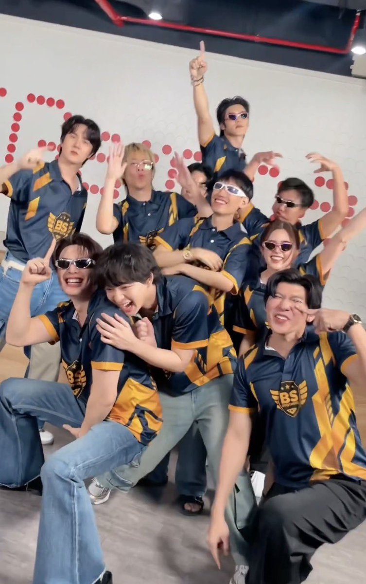 wanwi_wanwi's tweet photo. เหมือนเพื่อนสนิทในแก๊งเดียวกันที่พากันมางานอาฟเตอร์ปาร์ตี้ของคู่นั้นเลย คู่นั้นหนะ เอออออ ก็คู่นั้นอะแหละ มีอยู่คู่เดียวปะที่ตัวติดกันตลอดเวลาอะ 🙂‍↔️🙂‍↕️

BS BROTHERS X ROV KOL
#RoVxBeMyPlayerTwo https://t.co/zLM5hfnBkR