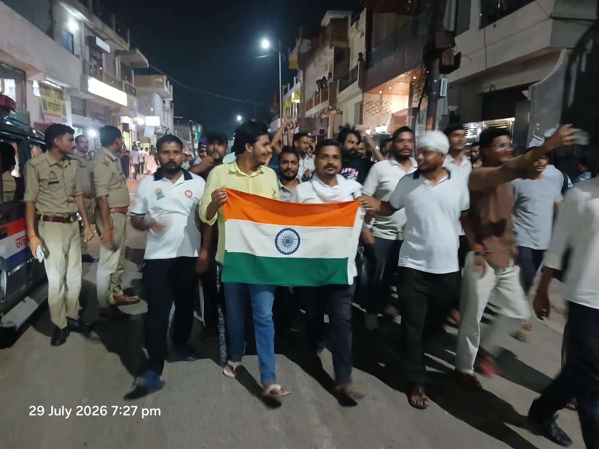 SPCHunkarmanch's tweet photo. प्रेस विज्ञप्ति   
29/07/2026         
प्रयागराज में छात्रों का पैदल मार्च सम्पन्न, 4 अगस्त को "हुंकार महापंचायत" का ऐलान
विषय: UPSSSC लेखपाल पेपर लीक, लोअर भर्ती में PET की उच्च कटऑफ, वेटिंग लिस्ट जारी करने एवं अन्य छात्र हितों से जुड़ी मांगों को लेकर छात्र आंदोलन।

आज दिनांक 29 जुलाई 2026 को प्रयागराज के गंगेश्वर मंदिर, सलोरी से छात्रों द्वारा एक शांतिपूर्ण पैदल मार्च का आयोजन किया गया। इस दौरान बड़ी संख्या में प्रतियोगी छात्र-छात्राएं एकत्रित हुए। मौके पर प्रशासन की भी भारी तैनाती रही।
पैदल मार्च शुरू होने से पूर्व , ACP कर्नलगंज द्वारा कई बार फोन पर वार्ता की गई, जिसमें छात्रों से मार्च स्थगित करने एवं आगे न बढ़ने का आग्रह किया गया। इसके बावजूद छात्रों ने लोकतांत्रिक एवं शांतिपूर्ण तरीके से अपने संवैधानिक अधिकारों का प्रयोग करते हुए गोविंदपुर चौराहे तक पैदल मार्च निकाला।
छात्रों का कहना है कि उन्होंने अपनी समस्याओं के समाधान हेतु कई बार जिलाधिकारी के माध्यम से उत्तर प्रदेश शासन एवं संबंधित अधिकारियों को ज्ञापन सौंपे हैं तथा लिखित रूप से वार्ता और समाधान का अनुरोध किया है। लेकिन अब तक किसी भी मांग पर कोई ठोस एवं संतोषजनक निर्णय नहीं लिया गया है।
इसी क्रम में उपस्थित छात्रों की सर्वसम्मति से यह निर्णय लिया गया कि 4 अगस्त 2026 को शाम 5:00 बजे, गंगेश्वर मंदिर के पास, सलोरी (प्रयागराज) में "हुंकार महापंचायत" का आयोजन किया जाएगा, जिसमें आगे की आंदोलन की रणनीति तय की जाएगी।
छात्रों की प्रमुख मांगें निम्नलिखित हैं—
UPSSSC लेखपाल पेपर लीक प्रकरण की निष्पक्ष जांच कर पुनः परीक्षा कराई जाए।
लोअर भर्ती में PET की अत्यधिक कटऑफ कम करते हुए मुख्य परीक्षा में कम से कम 4 लाख अभ्यर्थियों को सम्मिलित होने का अवसर दिया जाए।
सभी भर्तियों की वेटिंग लिस्ट शीघ्र जारी की जाए।
लंबित भर्तियों एवं अन्य छात्र हितों से संबंधित मांगों का शीघ्र समाधान किया जाए।
भर्ती प्रक्रिया में पूर्ण पारदर्शिता सुनिश्चित की जाए।
संयुक्त प्रतियोगी छात्र हुंकार मंच ने प्रदेश के सभी प्रतियोगी छात्रों से 4 अगस्त की हुंकार महापंचायत में अधिक से अधिक संख्या में शामिल होकर छात्र हितों की इस लोकतांत्रिक लड़ाई को मजबूत बनाने की अपील की है।
निवेदक:

संयुक्त प्रतियोगी छात्र हुंकार मंच   9654097174

@rashtrapatibhvn @PMOIndia @CMOfficeUP @ChiefSecyUP @dgpup @DM_PRAYAGRAJ