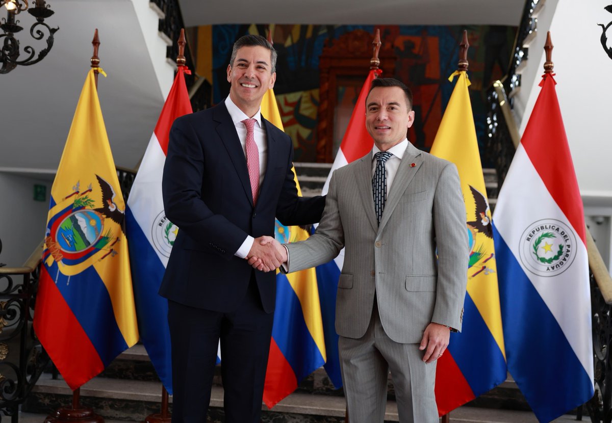Presidencia_Ec's tweet photo. El presidente de Paraguay @SantiPenap arribó al Palacio de Carondelet, donde fue recibido por el Primer Mandatario @DanielNoboaOk. Aquí se desarrolla el Encuentro Presidencial y reuniones de trabajo entre delegaciones oficiales, que fortalecerán las relaciones bilaterales. 🇪🇨🤝🇵🇾 https://t.co/CSIWT4o5c7