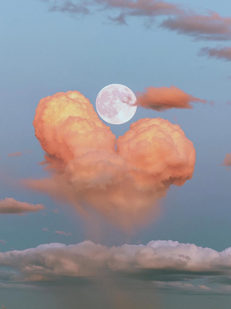 astrooalert's tweet photo. Clouds made a heart just for the moon 🌕 https://t.co/dJh8dBwYNt