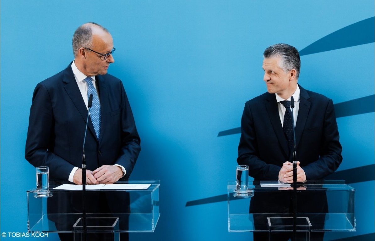cducsubt's tweet photo. „Ich bin wirklich sehr zuversichtlich, dass aus dieser #Fraktionssitzung ein neuer Impuls, eine neue Dynamik und auch eine neue Anstrengung für uns alle kommt, unser Land gut zu führen und in eine gute Zukunft zu führen. Das ist die Aufgabe, die wir alle haben – in der #Bundesregierung, in der #Partei und in der #Bundestagsfraktion. Deshalb noch einmal: Lieber Thorsten, herzlichen Glückwunsch. Ich freue mich sehr auf die Fortsetzung der Zusammenarbeit – jetzt mit dir als Fraktionsvorsitzendem der CDU/CSU-Bundestagsfraktion.“ @bundeskanzler