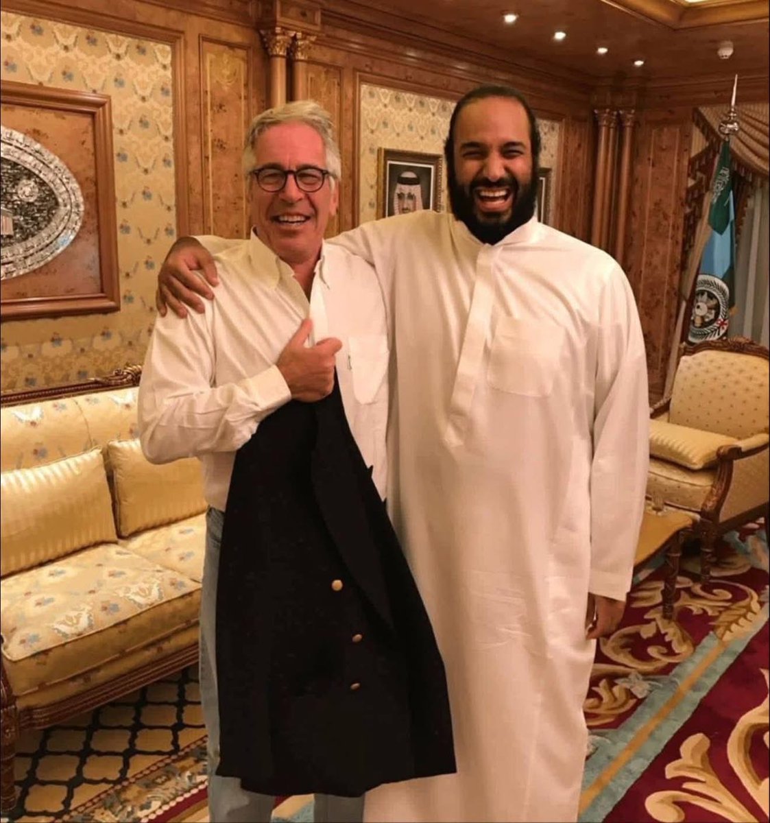 p1969q's tweet photo. {قَاتِلُوهُمْ يُعَذِّبْهُمُ اللَّهُ بِأَيْدِيكُمْ وَيُخْزِهِمْ وَيَنْصُرْكُمْ عَلَيْهِمْ وَيَشْفِ صُدُورَ قَوْمٍ مُّؤْمِنِينَ}

اليوم وبعد أن تعرضت مدننا وعلى رأسها كربلاء الحسين عليه السلام ومحافظات البصرة وواسط ونينوى وديالى وبابل وكركوك لقصف سعودي أمريكي مشترك

هجوم رسمي شنته وزارة الدفاع السعودية بالتعاون مع القيادة المركزية الأمريكية على قطعات عراقية رسمية بذريعة غير مثبتة عن هجمات مسيرات من الأراضي العراقية لكن الحكومة العراقية التي شكلت لجاناً للتحقيق بهذه الادعاءات فوجئت بالغدر قبل اكتمال التحقيق

السعودية التي تقصفها إيران واليمن منذ 5 أشهر ولم تجرؤ على الرد خلقت حجة واهية من أجل قصف العراق والخروج من مأزقها

ومجلس التعاون الخليجي الذي كان خاملاً طوال سنوات أصبح اليوم فجأة فعالاً ليقف مع السعودية ضد العراق بينما لم يصدر بيان واحد ضد إسرائيل التي قتلت المسلمين في غزة وفلسطين.

نحن أمام معادلة واضحة:

إما دولة ذات سيادة تدافع عن أراضيها وشعبها وإما دولة محتلة تكتفي ببيانات الاستنكار وتقديم الشكاوى إلى مجلس الأمن

أين دور من يدعون الوطنية ويطالبون بالسيادة المستباحة؟

أين دور من يريدون حصر السلاح وتجميد المقاومة؟

هل سيكونون عند مستوى المسؤولية ويردون على هذا الاعتداء أم سيكتفون بالبيانات الجبانة التي تعودنا عليها؟

رسالة لكل من يطالب بحصر السلاح:

إذا كانت الدولة عاجزة عن حماية أراضيها فالمقاومة هي من تتكفل بذلك

وإذا كانت بيانات الاستنكار هي كل ما تملكه الحكومة فلتسلم القيادة لمن يملك الرد

العراق اليوم أمام اختبار تاريخي

إما أن تكون دولة ذات سيادة تحمي شعبها وأرضها أو تكون مجرد ساحة تتنازع عليها القوى

واختيار الحكومة للرد هو الذي سيحدد مصير مشروع الدولة وحصر السلاح.

بقلمي: تحليل للمشهد

#قصف_كربلاء_الحسين
#السعودية_تعتدي_على_العراق
#بيانات_الاستنكار_لا_تكفي
#دولة_ذات_سيادة_ام_دولة_محتقرة
#حصر_السلاح_ام_حماية_الوطن