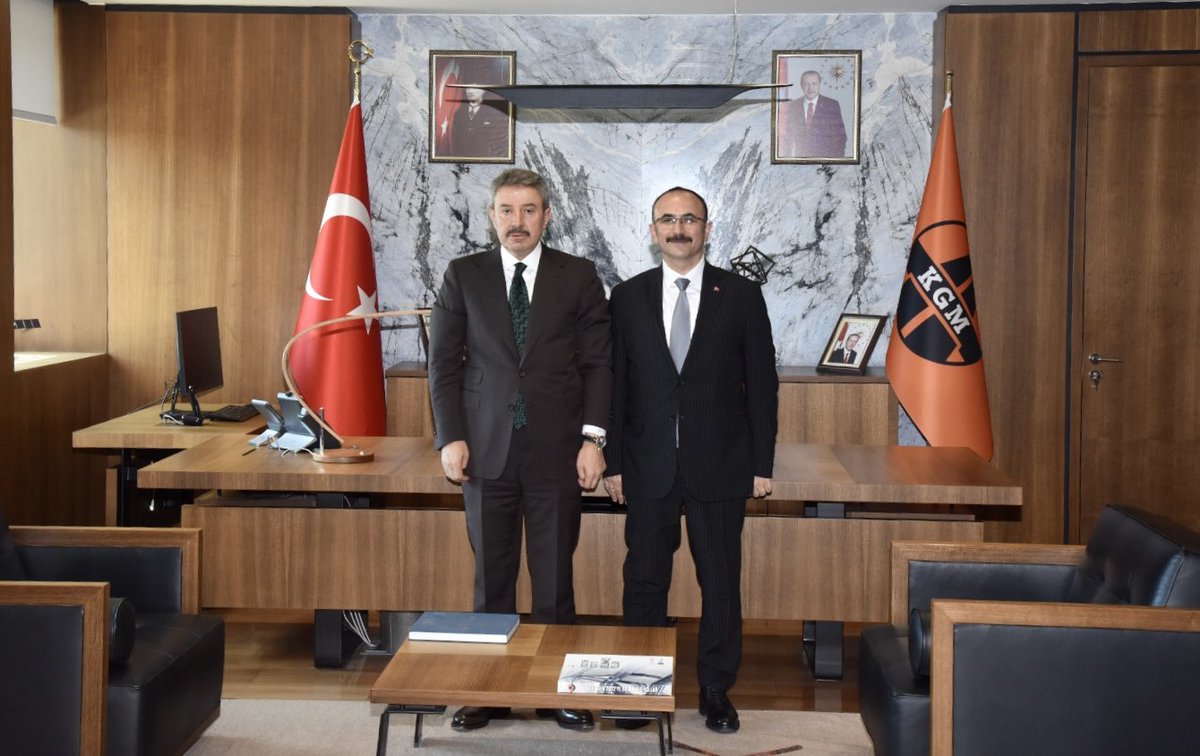 TatarArslan's tweet photo. Karayolları Genel Müdürümüz Sayın Ahmet GÜLŞEN’i ziyaret ederek ilimizin ulaştırma yatırımları ve devam eden karayolu projeleri üzerine kapsamlı bir değerlendirme gerçekleştirdik.

Görüşmemizde;

🛣️ Şırnak–Van Yolu,
🛣️ Şırnak–Cizre yolu üzerindeki tünellerden Silopi ilçemize ulaşımı önemli ölçüde kısaltacak kestirme yol projesi,
🛣️ Cizre–Nusaybin Yolu,
🛣️ Şırnak Kuzey Çevre Yolu,
🛣️ Şırnak–Uludere–Hakkâri Yolu,
🛣️ Uludere Tünellerinin en kısa sürede hizmete açılması,
🛣️ Ayvalık–Beytüşşebap Yolunun tamamlanması,
🛣️ Bitme aşamasına gelen Cizre–Silopi Yolu,
🛣️ İlimizdeki karayollarının ihtiyaçları, eksiklikleri ve planlanan yatırımları ele aldık.

Şırnak’ımızın ulaşım altyapısını güçlendirecek her projeyi yakından takip etmeye, hemşehrilerimizin güvenli ve konforlu ulaşıma kavuşması adına çalışmalarımızı kararlılıkla sürdürüyoruz.

Nazik ev sahipliği ve ilimize gösterdikleri yakın ilgi dolayısıyla Sayın Genel Müdürümüze teşekkür ediyor, çalışmalarında başarılar diliyorum.

@a_uraloglu @abuyukgumus @Akparti