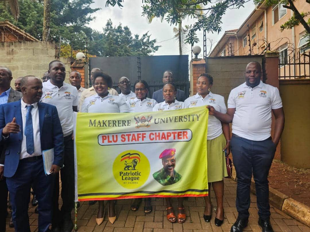 KakwenzaRukira's tweet photo. Reeba ezi empunu! That’s why you produce idiots who graduate to become a problem in our country. Example: Emmanuel Baguma and state prosecutors. https://t.co/vEshoqdUCW