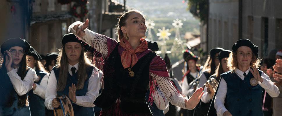 Misspelis1's tweet photo. RONDALLAS 2025
Emociona, hace reír, entra en un universo desconocido y profundamente emocionante por el poder de la música, el folclore y la tradición gallega. Es sencilla, bonita, feliz good movie que me ha gustado mucho. https://t.co/JVLXjoSnBL