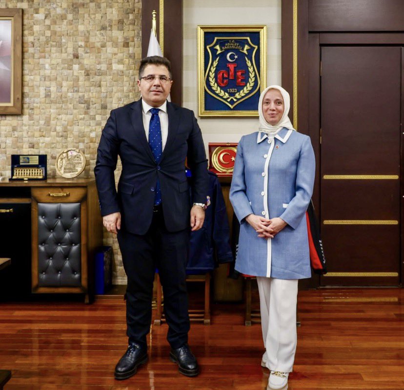 TRombudsman's tweet photo. Kamu Denetçimiz Sayın Fatma Benli Yalçın, Ceza ve Tevkifevleri Genel Müdürü Sayın Çelebi Yılmaz’ı makamında ziyaret etti.

Görüşmede, Kamu Denetçiliği Kurumunun faaliyetleri ile ceza infaz kurumlarında annelerinin yanında kalan çocuklara ilişkin Kurumumuz tarafından yürütülen özel rapor çalışması hakkında bilgi paylaşımında bulunuldu. 

@AvFatmaBenli @ctekurumsal
#KDK